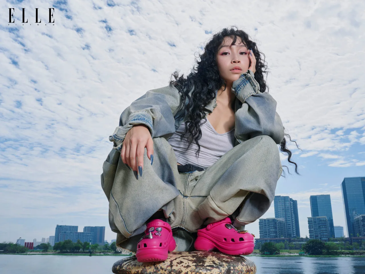 Ca sĩ Mỹ Anh phong cách cùng Crocs Bae Clog Dragonfruit