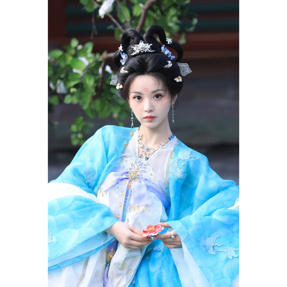 Tạo hình cổ trang của nữ diễn viên Trung Quốc Điền Hi Vi.