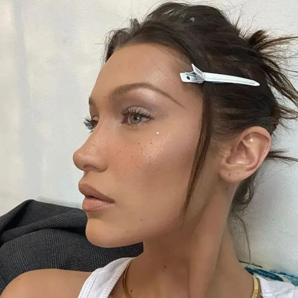 Hình ảnh Bella Hadid với kiểu trang điểm "Y2K".