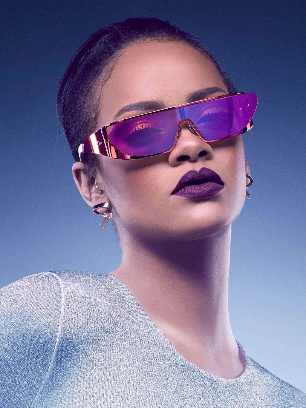 nữ ca sĩ Rihanna diện Dior Sunglasses màu tím