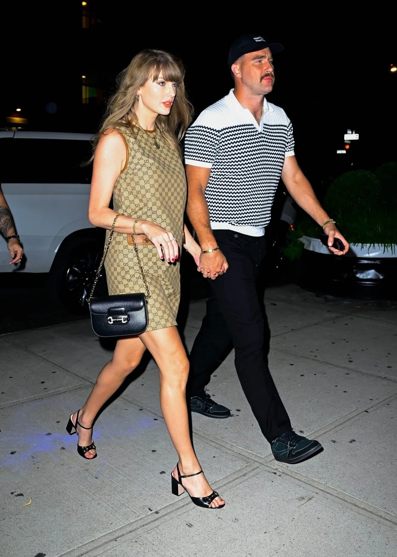 Taylor Swift túi Gucci Horsebit 1955 và sandals platform