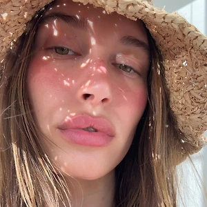 Hình ảnh Hailey Bieber với má hồng 