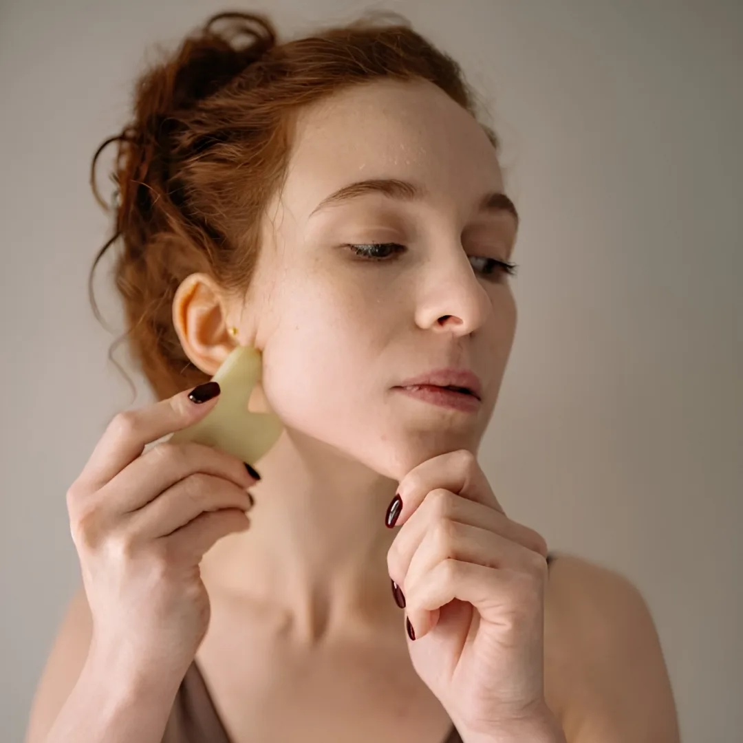 Massage mặt kết hợp đá guasha giúp giảm tích nước