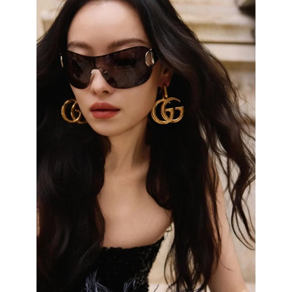 Nghê Ni với kiểu tóc xoăn cho mặt vuông