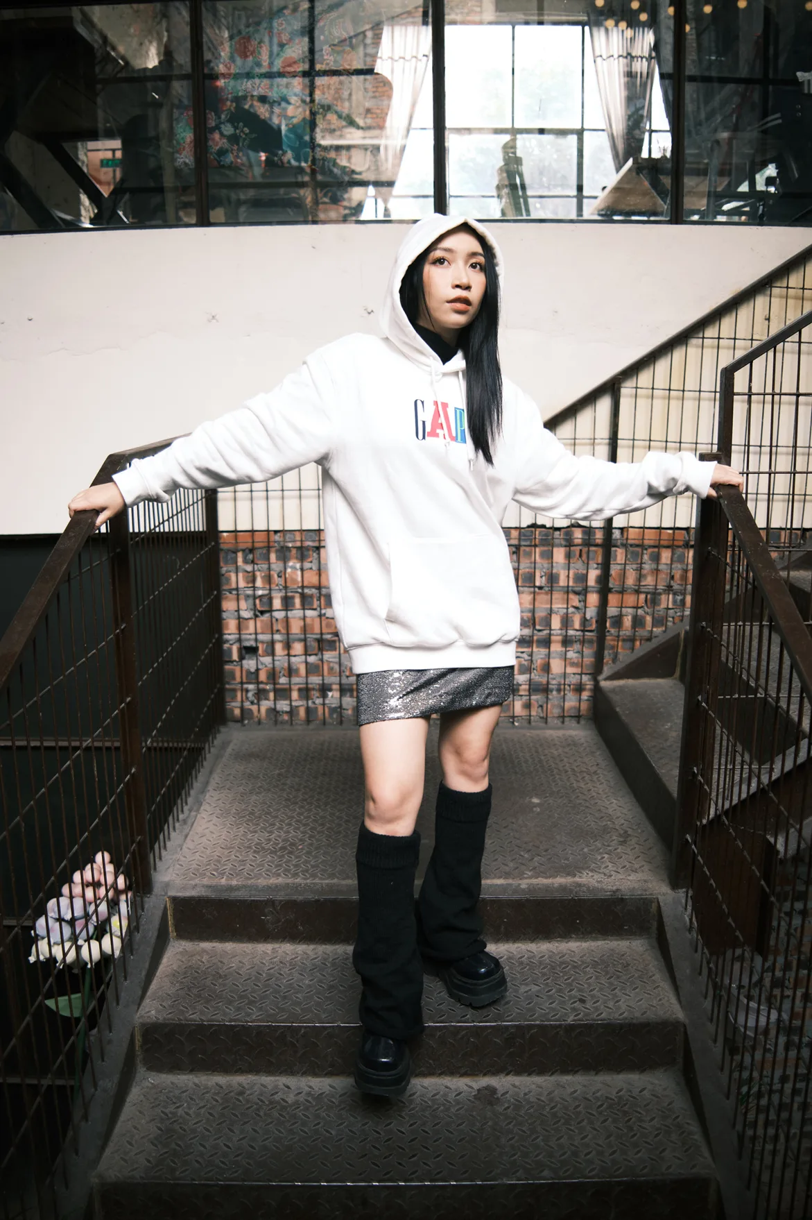 Mỹ Anh mix match áo hoodie GAP