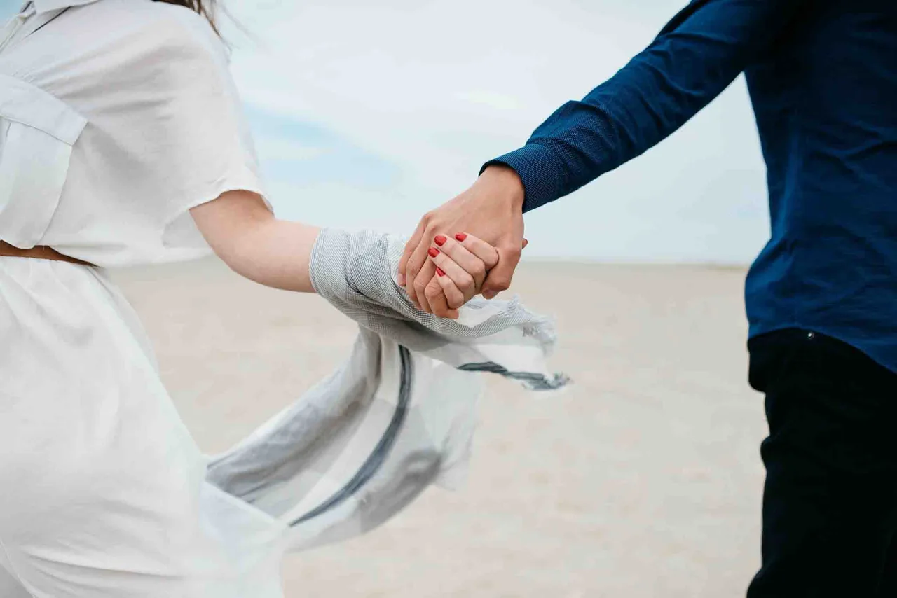 cặp đôi nắm tay