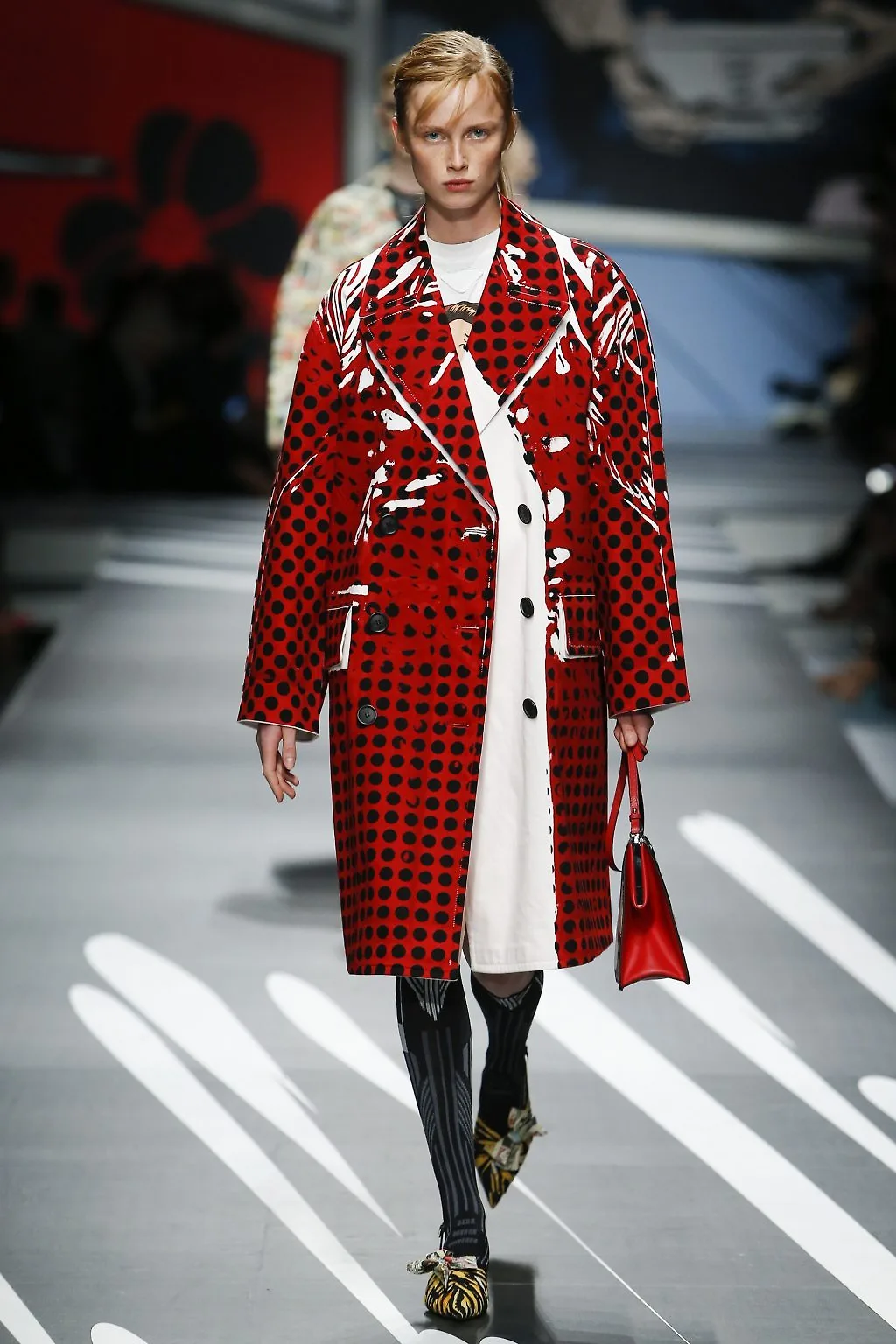 Prada Ready-to-wear Xuân 2018: Về những người phụ nữ mạnh mẽ, náo nhiệt và đầy sức quyến rũ Prada Ready-to-wear Xuân 2018: Về những người phụ nữ mạnh mẽ, náo nhiệt và đầy sức quyến rũ