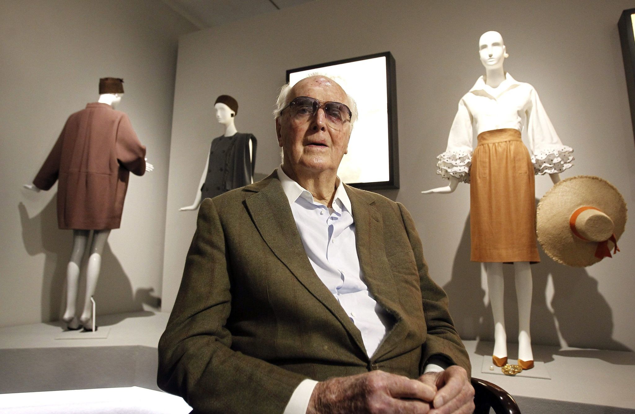 Hubert de Givenchy cùng chiếc mắt kính nổi bật
