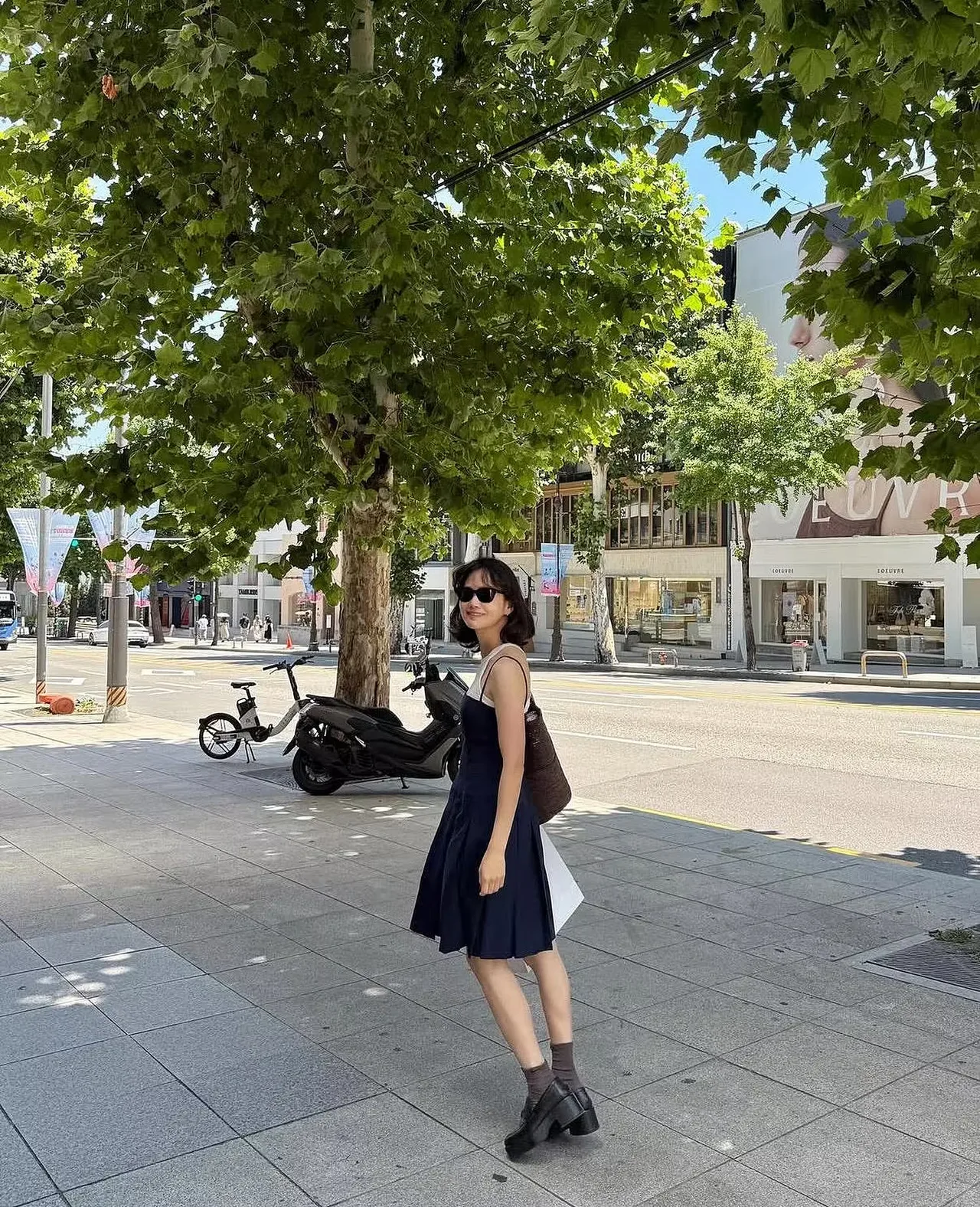 Yoon Seung Ah rạng rỡ dạo phố trong một thiết kế đầm suông mang bảng màu trầm ấm đặc trưng của tủ đồ tối giản.