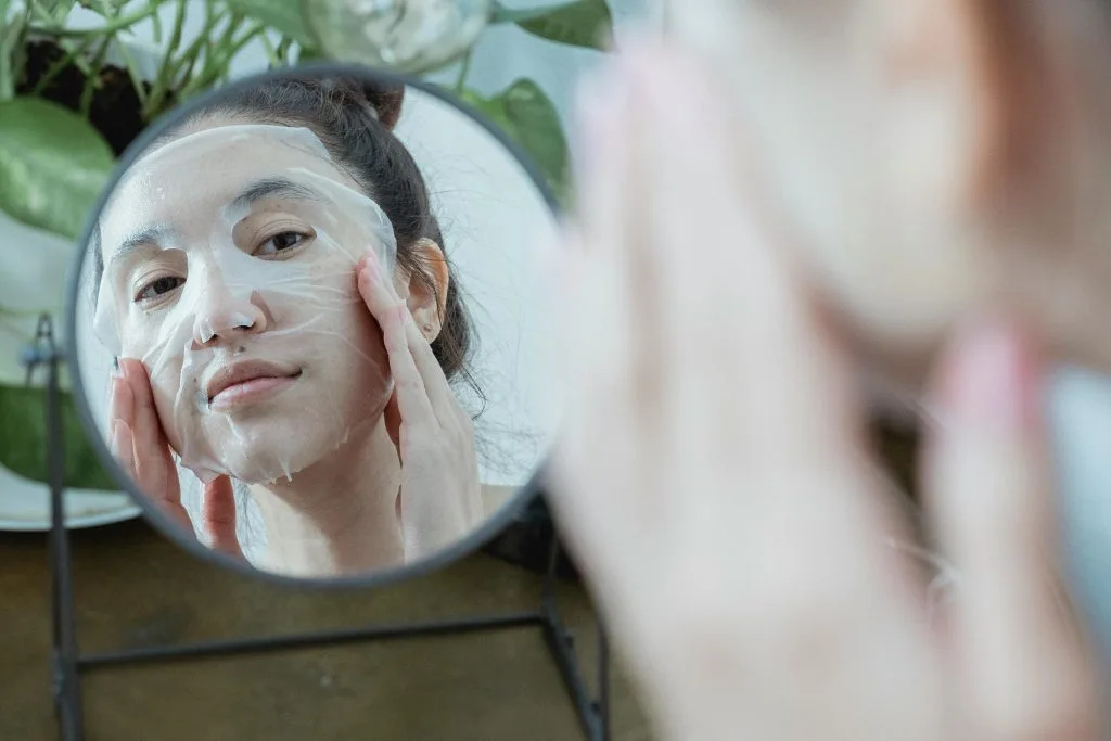 cô gáo đắp mặt nạ dưỡng ẩm