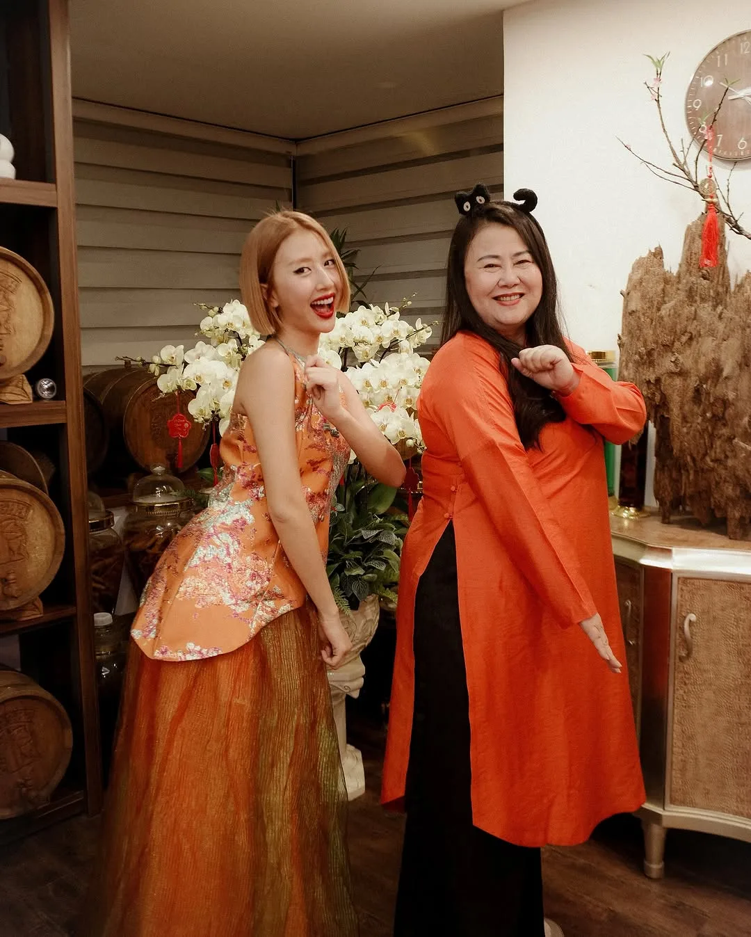 trang phục Tết màu cam gia đình quỳnh anh shyn