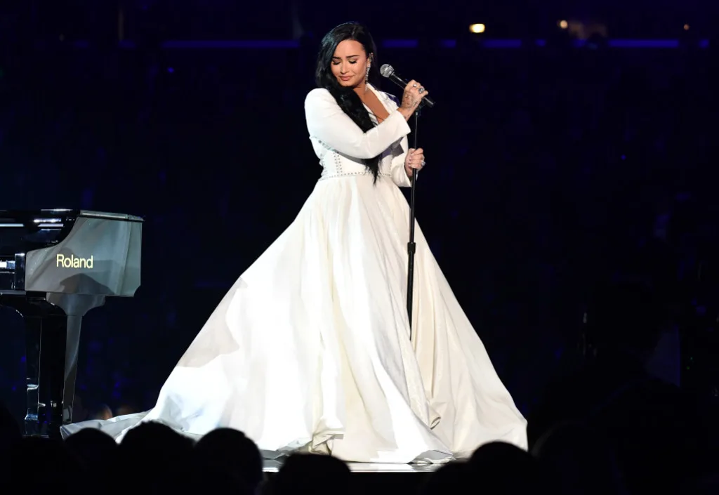 Demi Lovato biểu diễn xúc động tại grammy 2020
