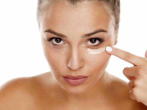 Những điều nên và không nên khi sử dụng kem dưỡng mắt