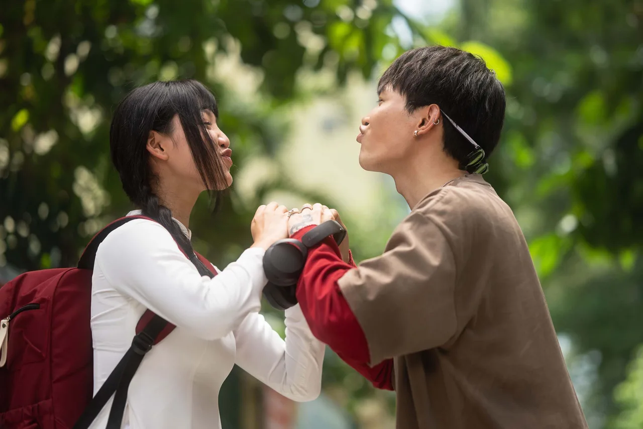 Anh Tú ATUS và Đoàn Minh Anh trong phim Nhà Ba tôi một phòng