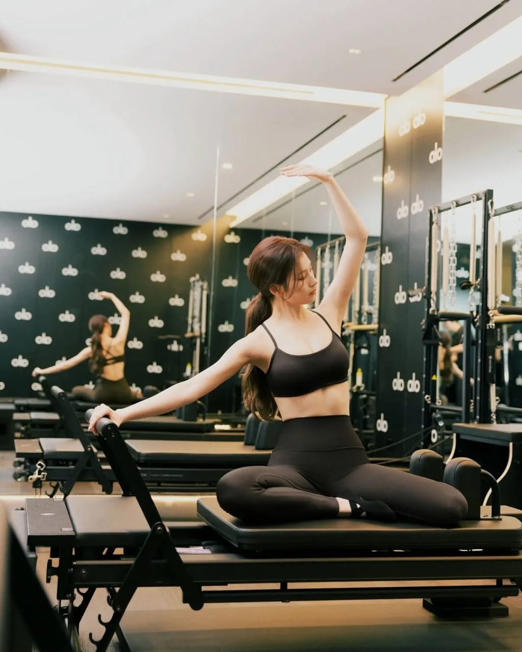 Sporty trở thành ngôn ngữ thời trang mới của thế hệ trẻ.