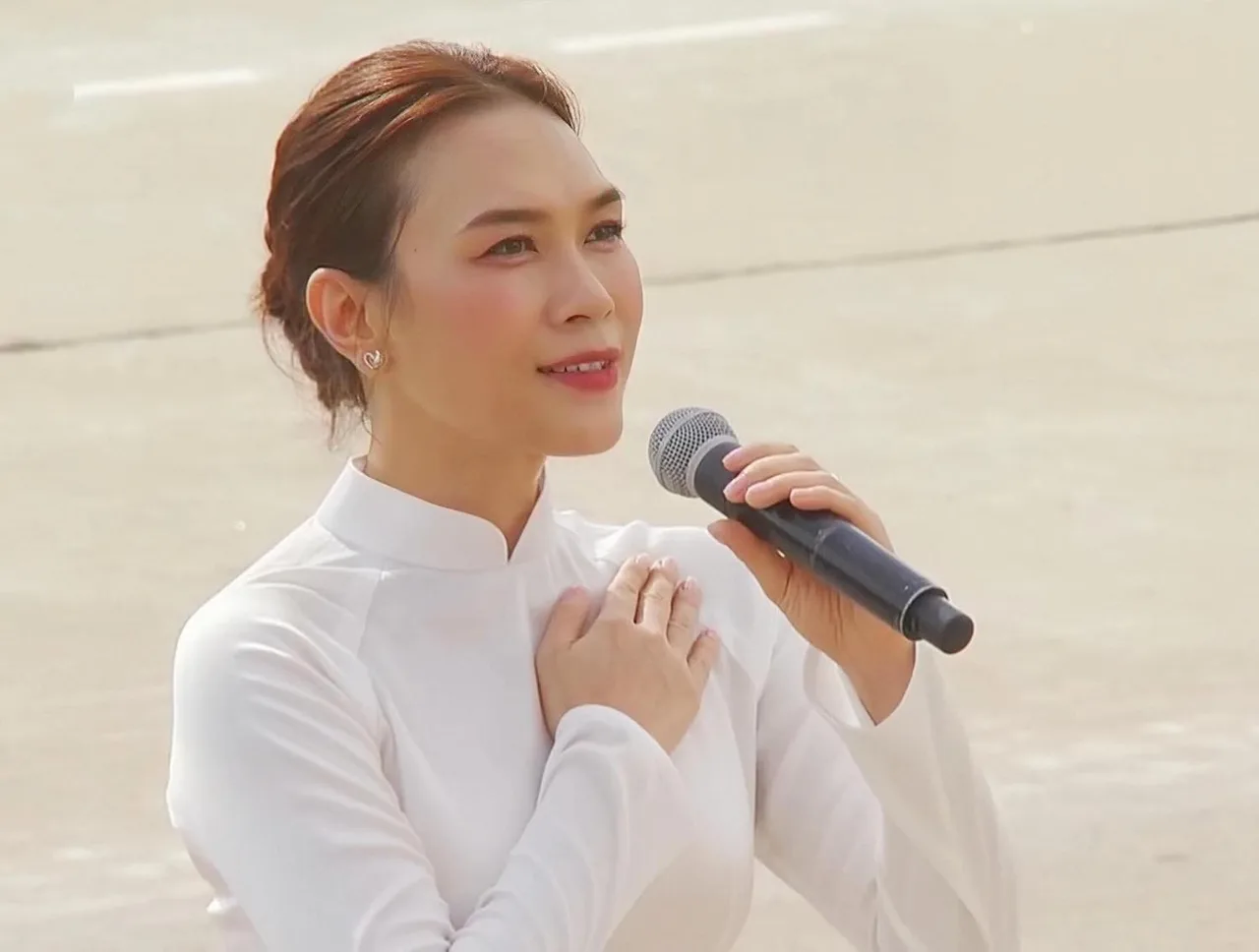 Khoảnh khắc Mỹ Tâm cùng gần 80 nghệ sĩ hoà giọng kết màn lễ diễu binh, diễu hành