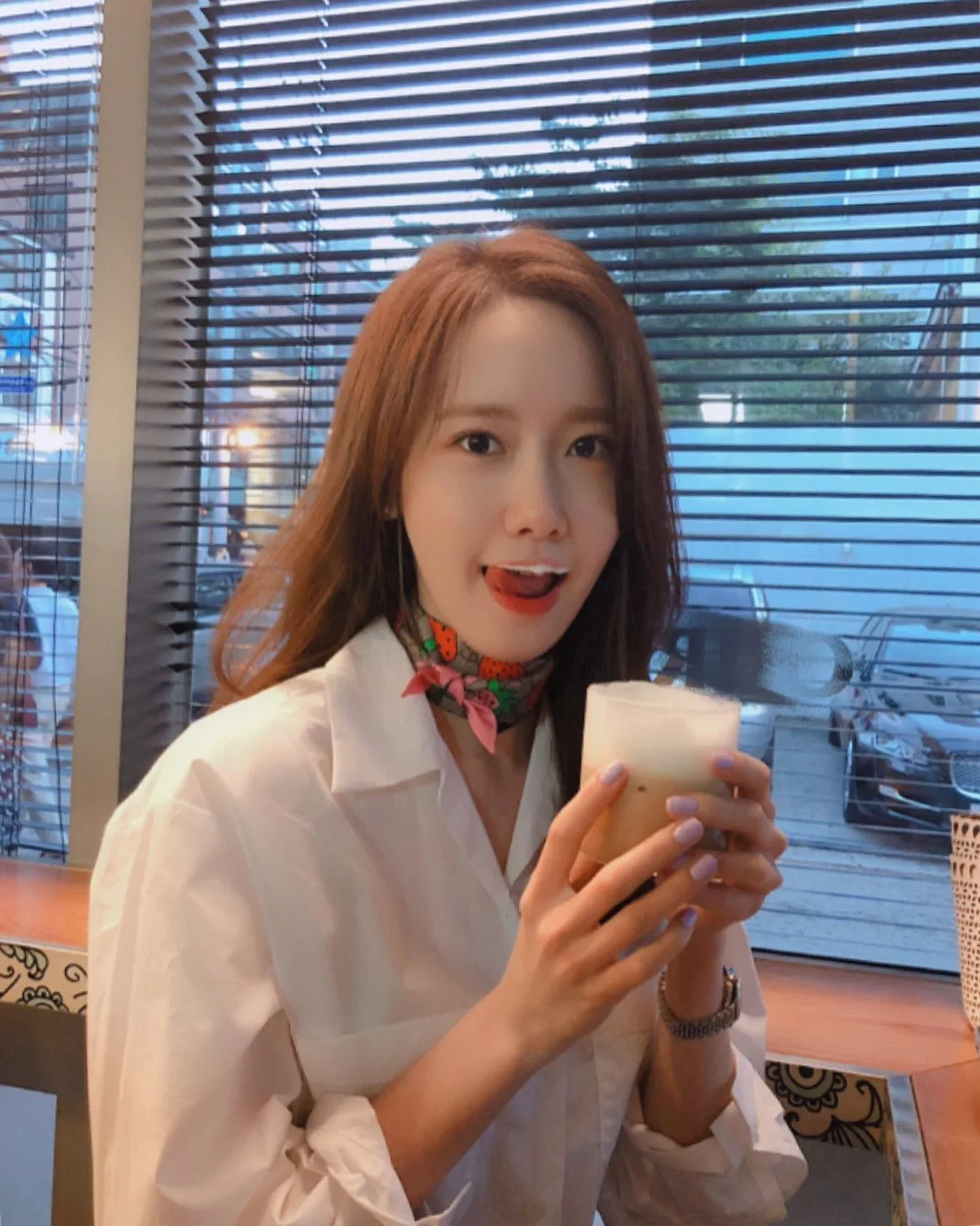 Yoona phối sơ mi trắng với khăn đeo cổ