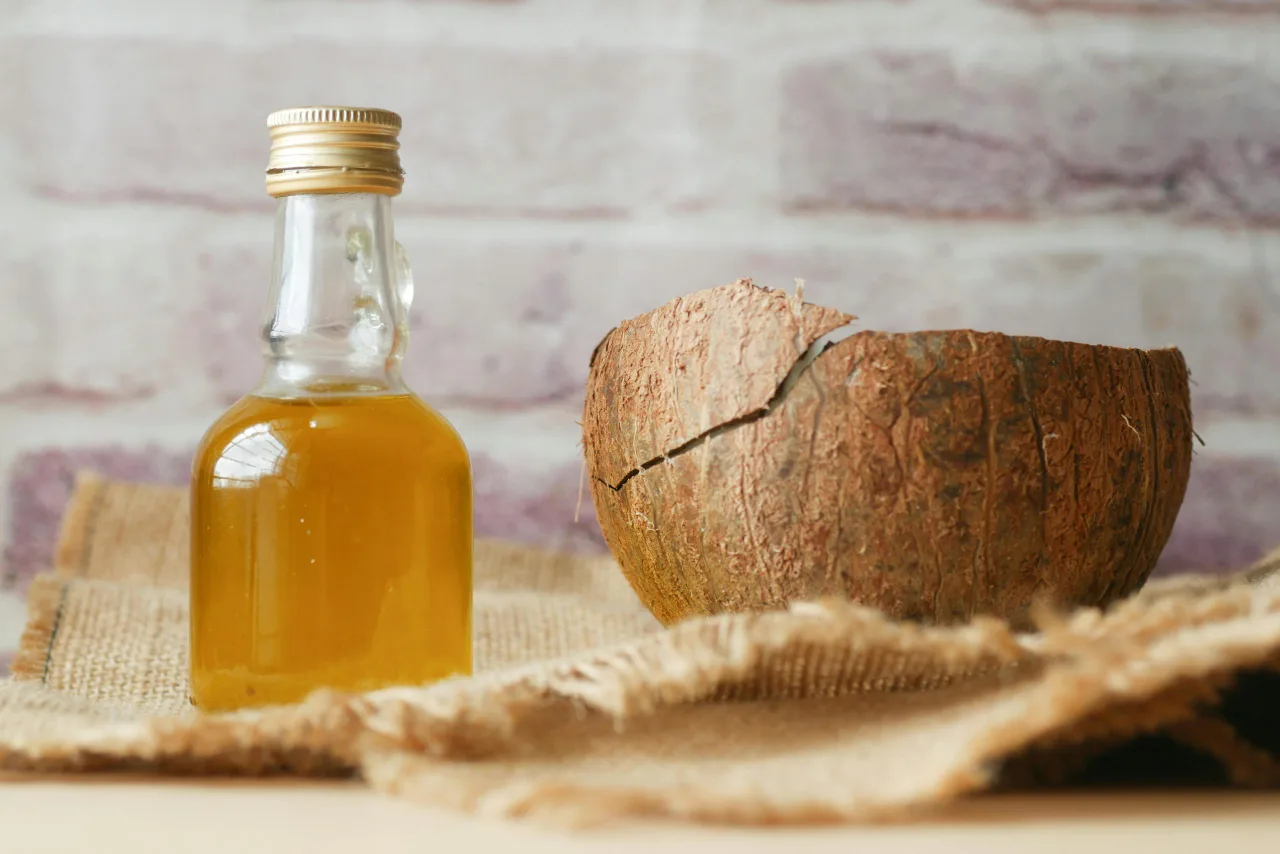 ủ tóc dừa và mật ong được đựng trong chai
