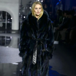BST Burberry Thu-Đông 2026: Cuộc hẹn muộn trong đêm mưa