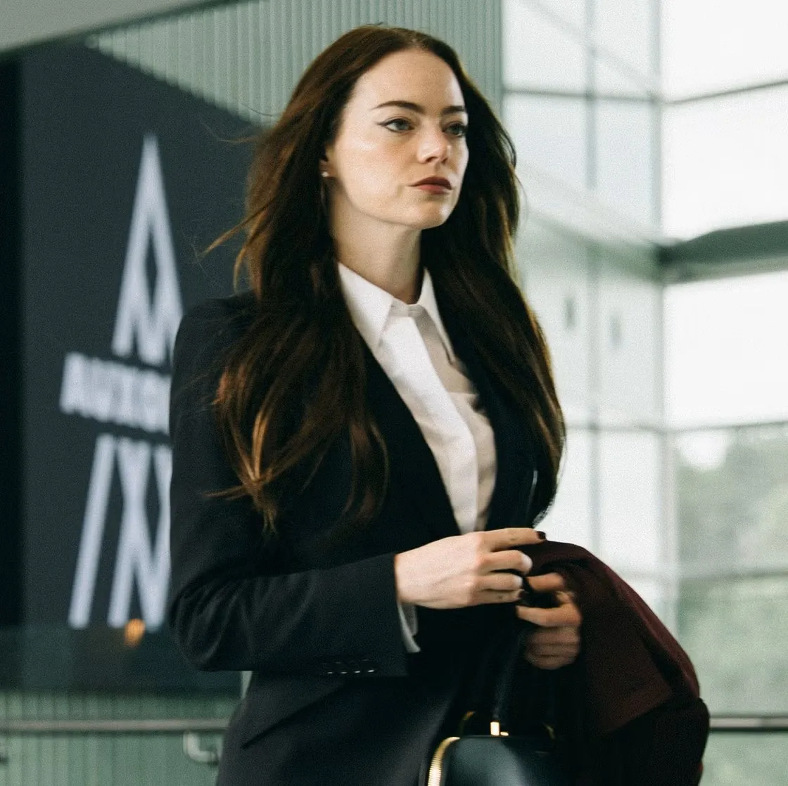nữ diễn viên Emma Stone vào vai Michelle trong phim Bugonia.