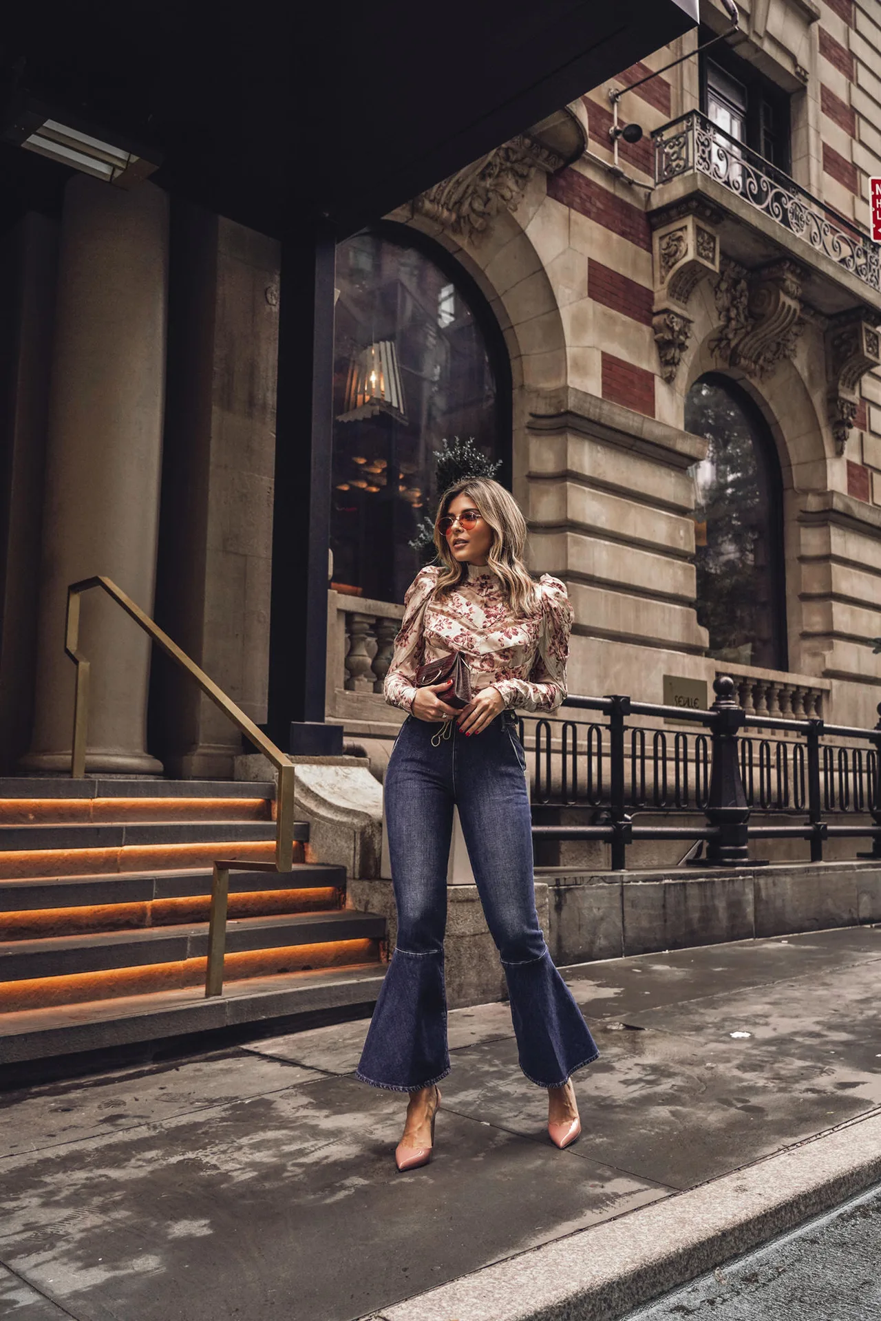 Cô gái mặc áo hoa và quần jeans ống loe