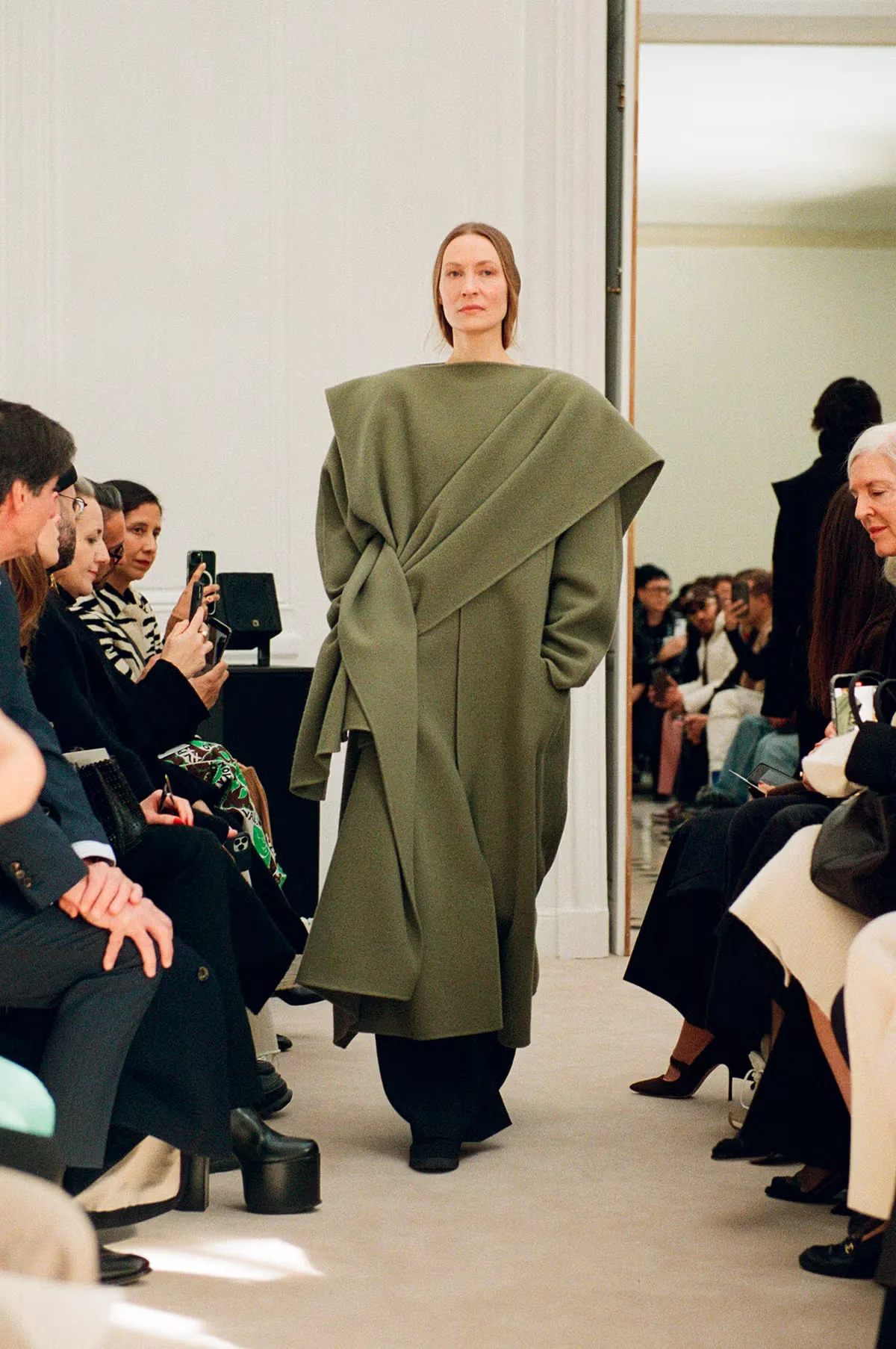 trench coat màu rêu The Row