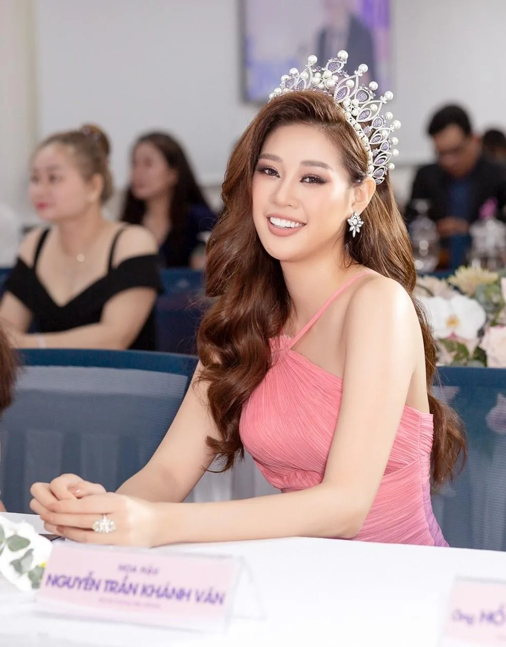 Nhờ có làn da trắng hồng, Khánh Vân tự tin tỏa sáng ở mọi góc nhìn. Nhờ có làn da trắng hồng, Khánh Vân tự tin tỏa sáng ở mọi góc nhìn.