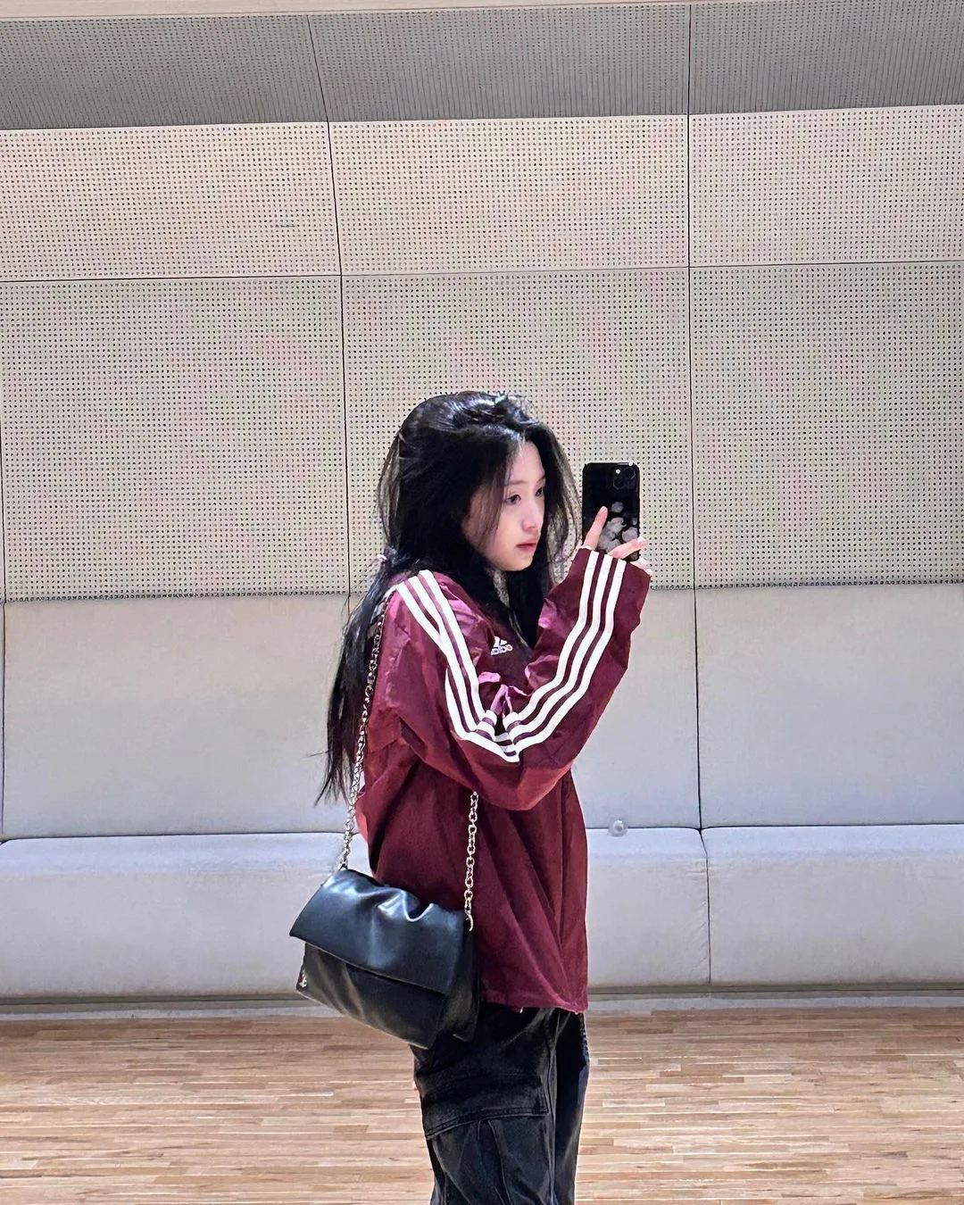 ahyeon phối adidas cùng quần túi hộp