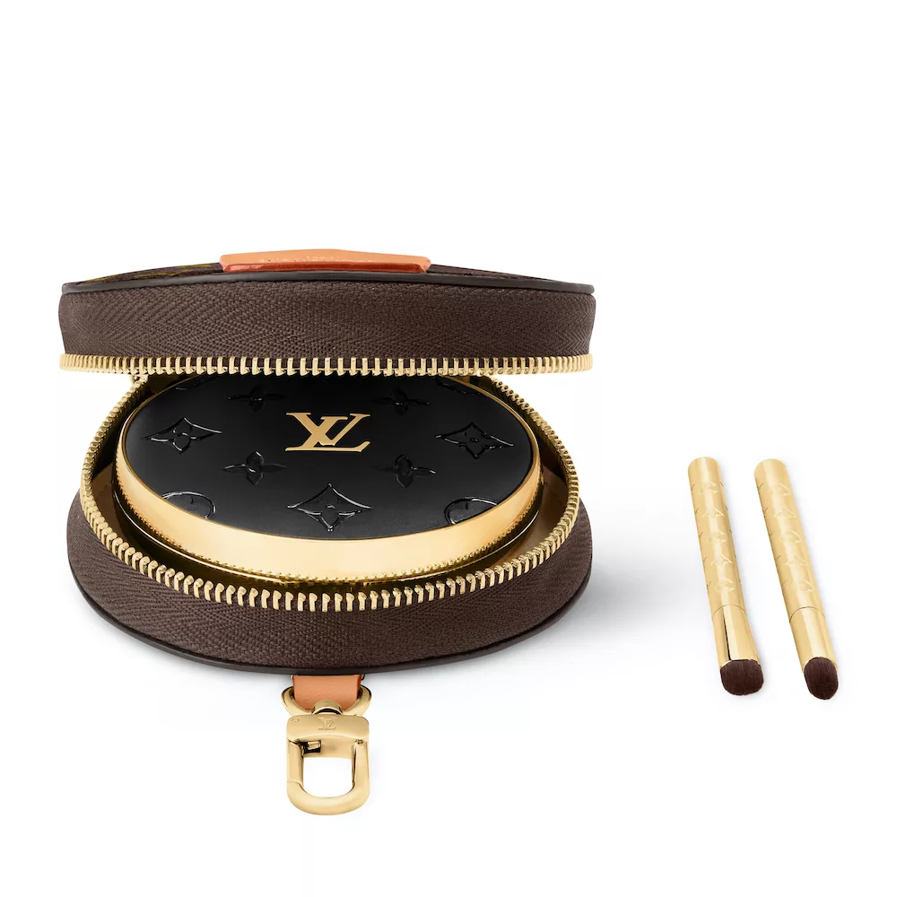 Hộp phấn thiết kế hình tròn cùng hoạ tiết monogram, mang tinh thần trunk-making đặc trưng.