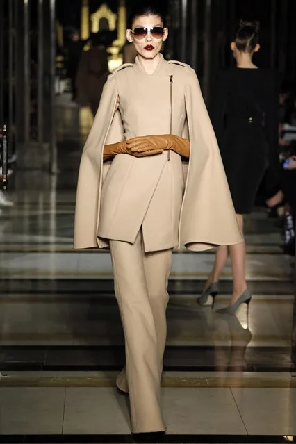 Những chiếc quần ống rộng và áo cape cũng được Gareth Pugh sử dụng tối đa trong BST của mình