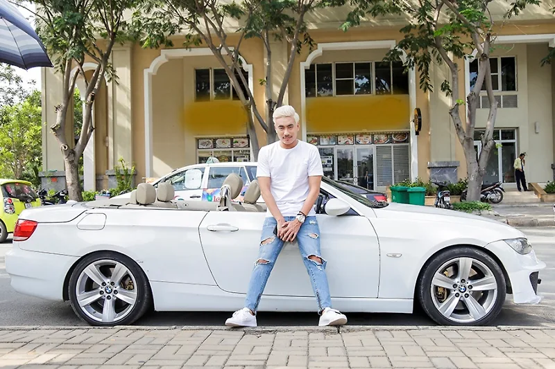 Kiều Minh Tuấn và cú lội ngược dòng trong phong cách thời trang Nhân vật Hoàng trong Em chưa 18 là một tay chơi chính hiệu, với chiếc quần Jean rách, chỉ cần thêm một chiếc áo thun basic và đôi giày bata màu trắng để hoàn thiện set đồ cực kì năng động này.