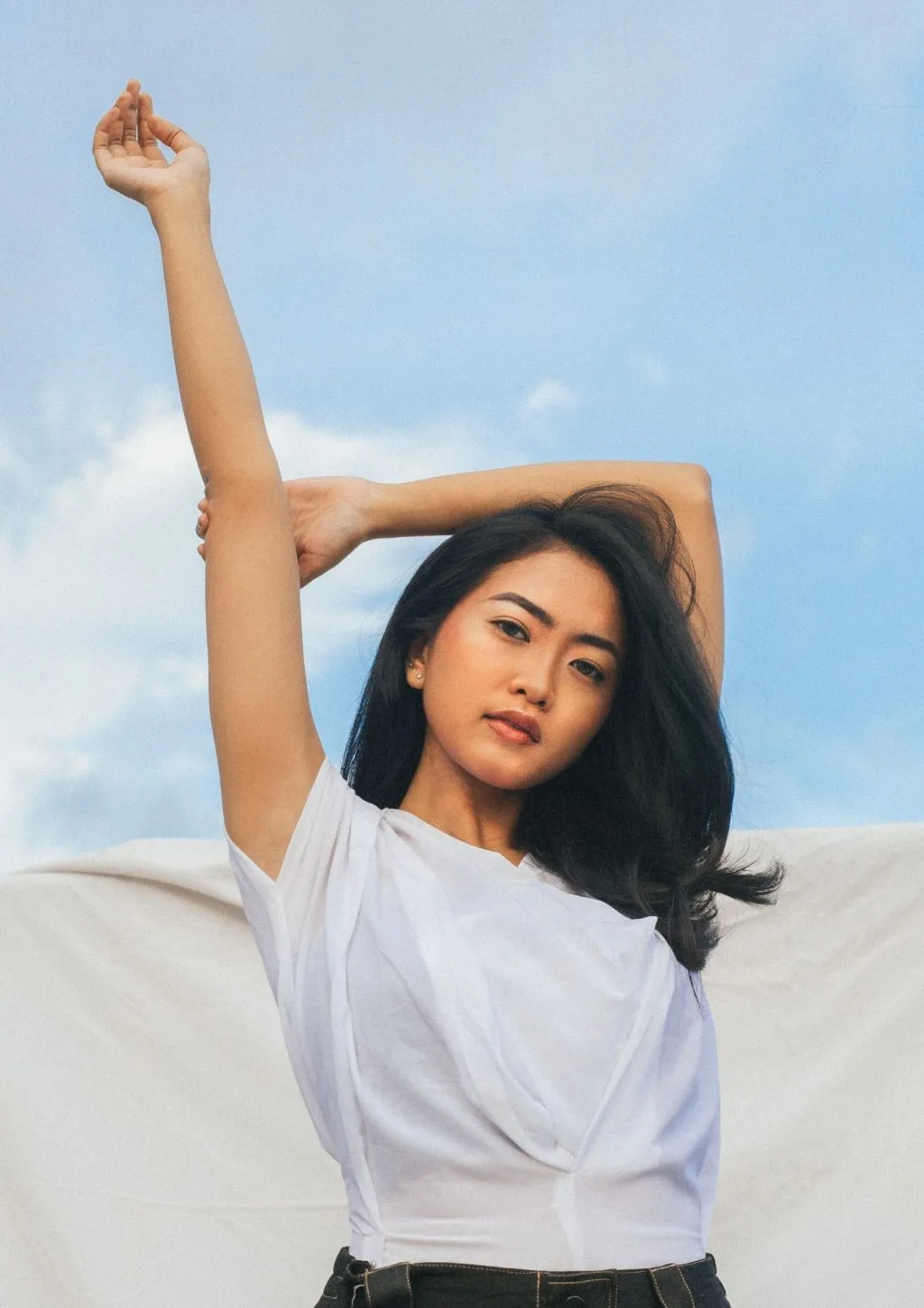 Chống lão hóa-Cô gái giơ tay lên. Chống lão hóa-Cô gái giơ tay lên.