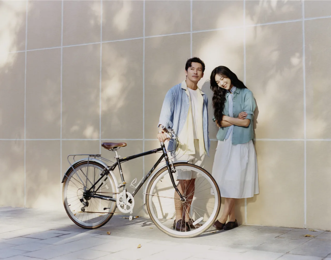 Helly Tống và Thiên Minh trong trang phục linen của UNIQLO