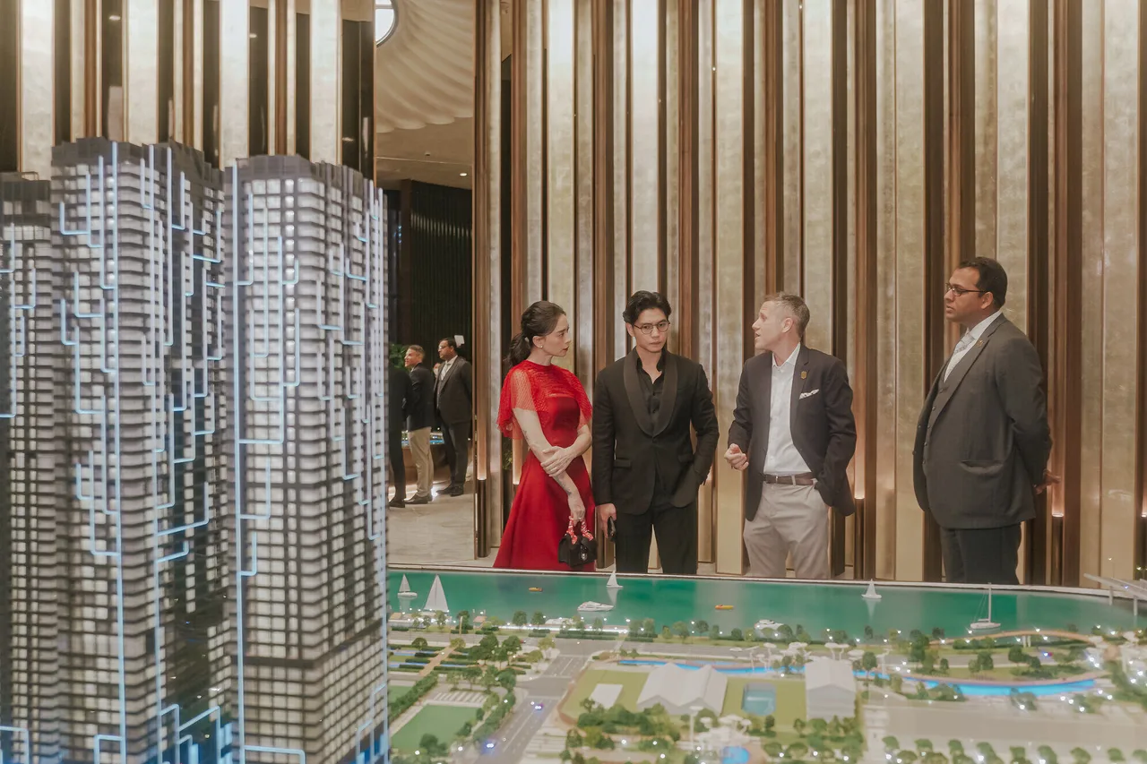 ngô thanh vân, huy trần tham quan mô hình grand marina saigon