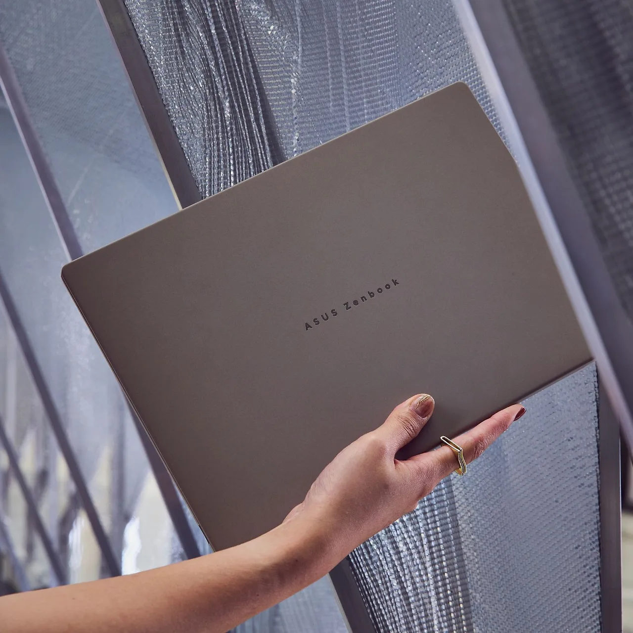 Zenbook A14 với trọng lượng chỉ 980g nhờ khung máy hoàn toàn bằng Ceraluminum, thể hiện triết lý "thiết kế chạm cảm xúc" bằng chất liệu bền vững, gợi trải nghiệm tinh tế.