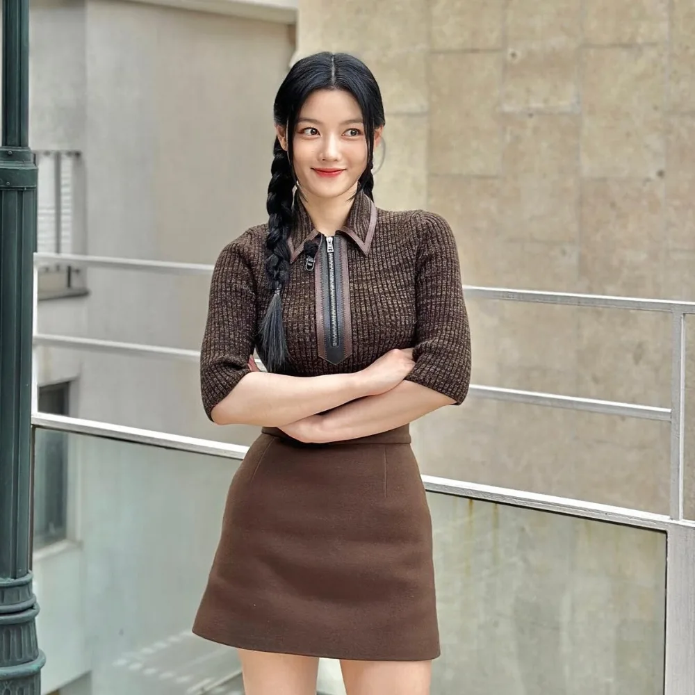 Kim Yoo-jung mang đồ nâu và thắt bính tóc