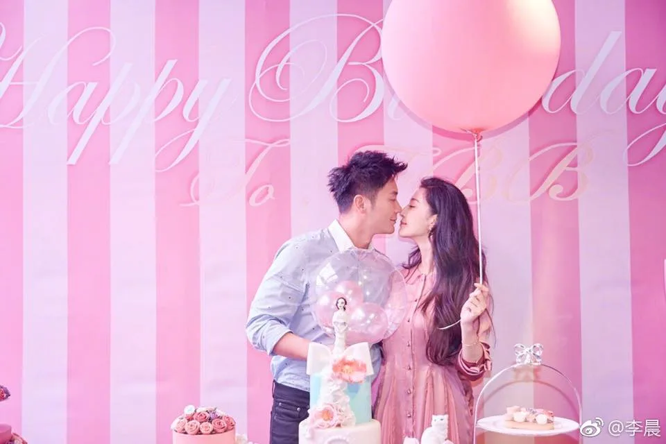 Tan chảy trước màn cầu hôn của Lý Thần dành cho Phạm Băng Băng trong sinh nhật 36 tuổi Tan chảy trước màn cầu hôn của Lý Thần dành cho Phạm Băng Băng trong sinh nhật 36 tuổi