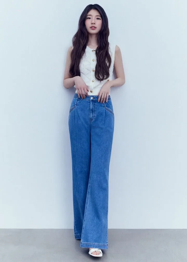 Quần jeans ống loe tôn đường cong, mang đậm hơi thở Retro quyến rũ.
