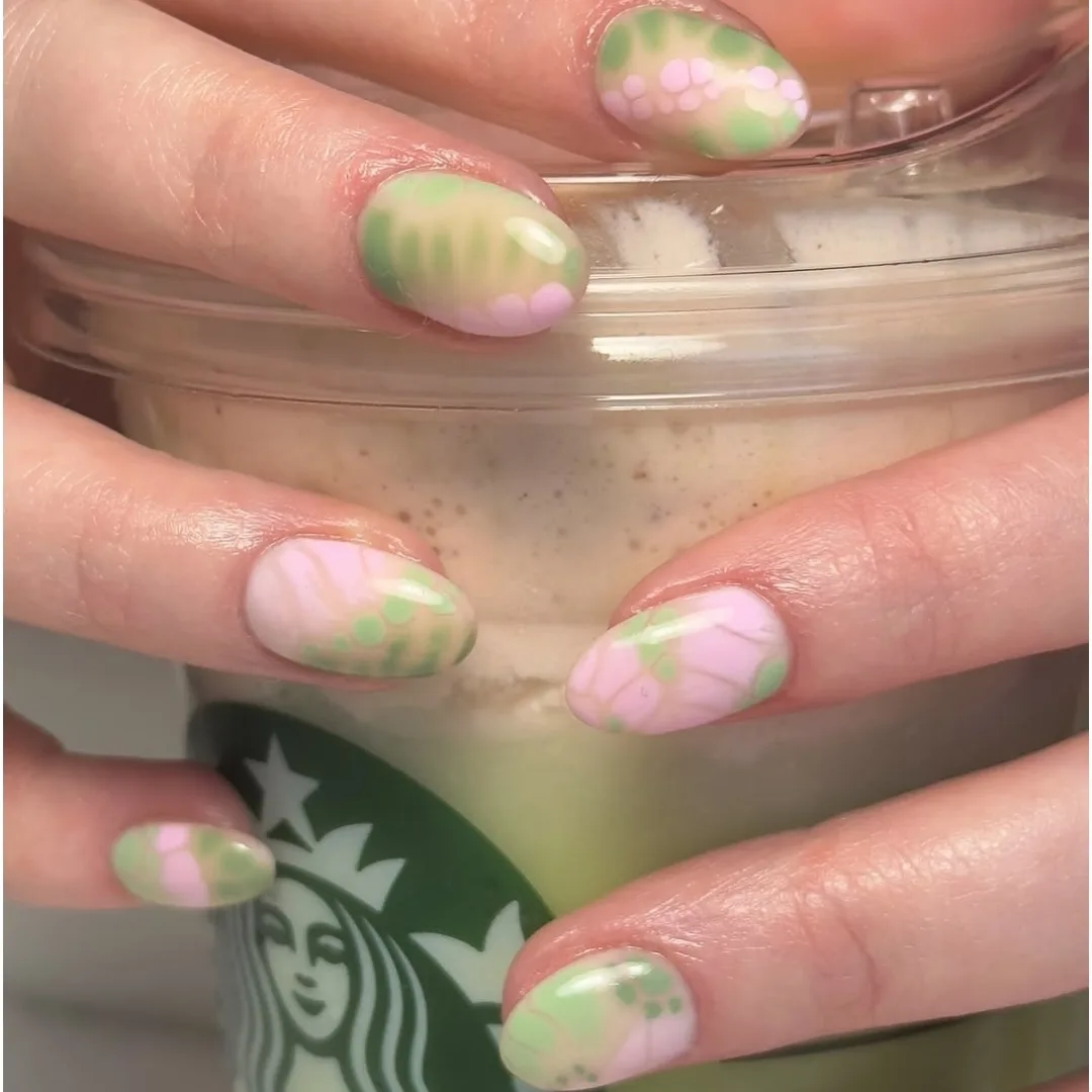 Hình ảnh kiểu móng với hiệu ứng "blooming gel".