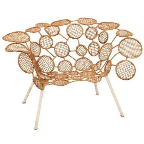 Racket Chair được làm từ rất nhiều vòng tròn mây nhỏ kết lại cùng nhau. Đây cũng là một trong những thiết kế mà Humberto Campana yêu thích nhất vì ông rất chuộng công việc thủ công với mây tre lá.