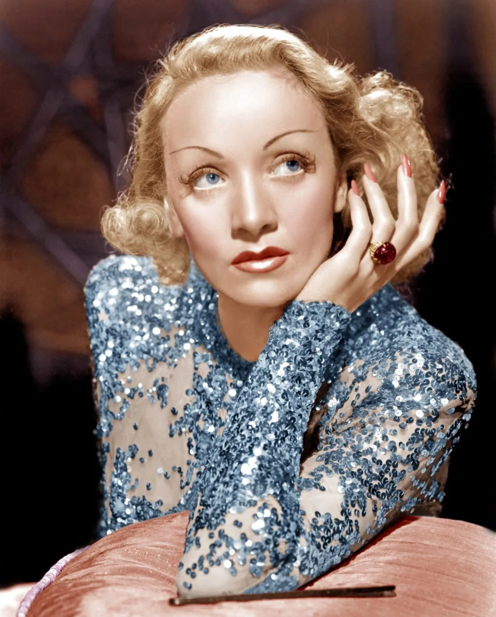 Marlene Dietrich với những đầu ngón tay được sơn đỏ hồng trong bộ phim rom-com Angel (1937). Marlene Dietrich với những đầu ngón tay được sơn đỏ hồng trong bộ phim rom-com Angel (1937).