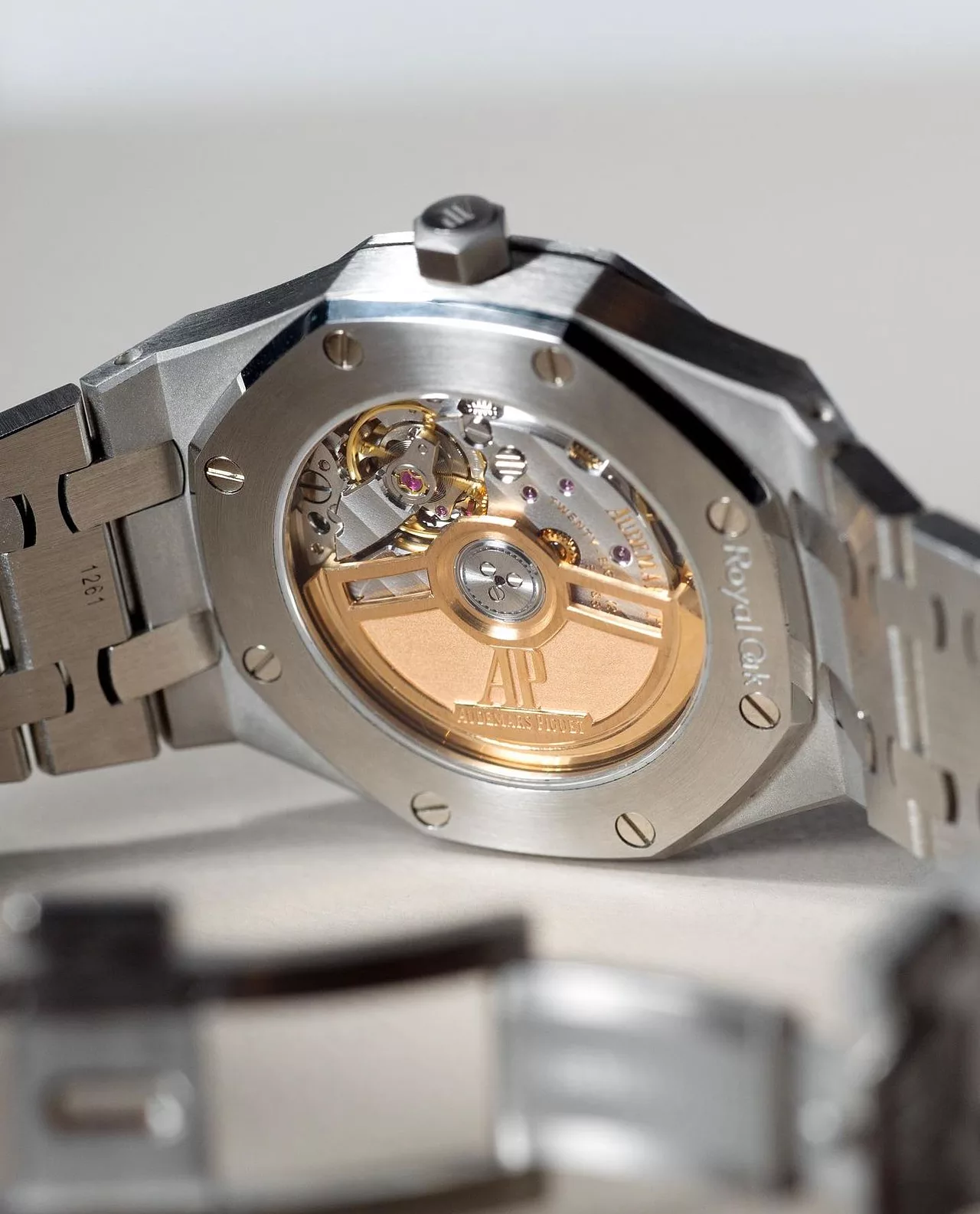 Mặt sau đồng hồ AP royal oak