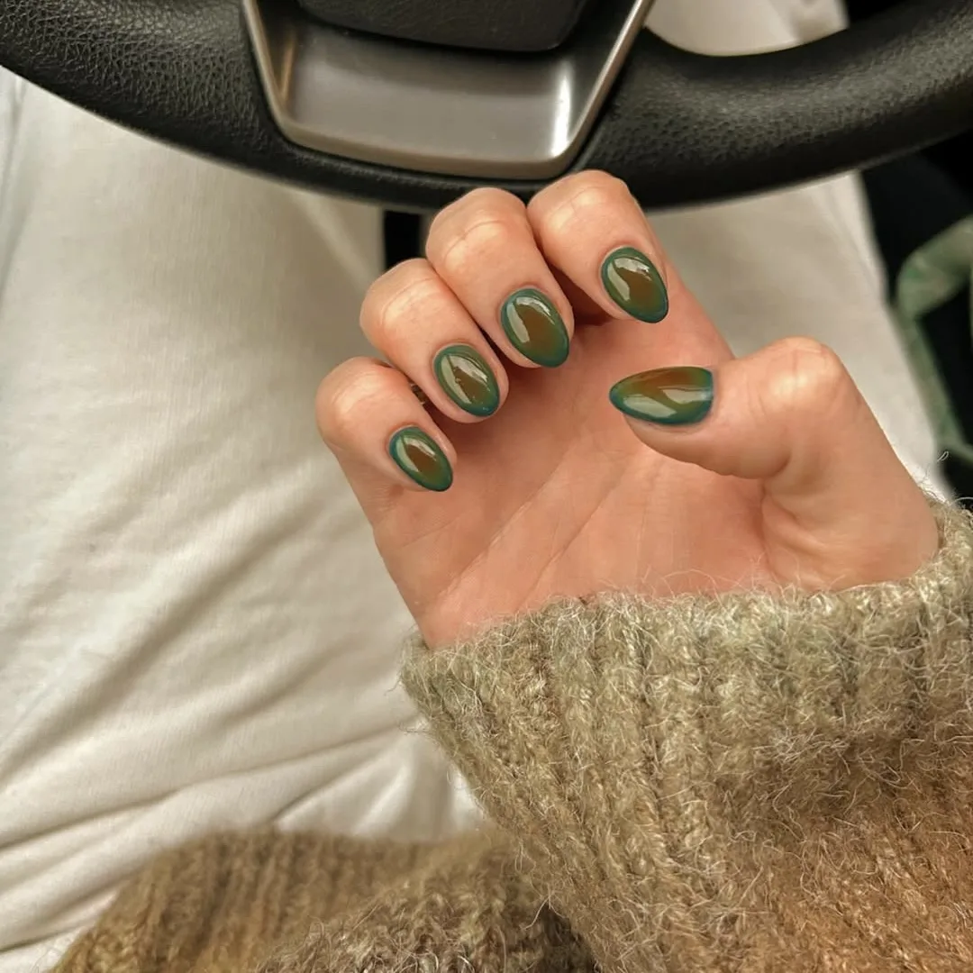 Hình ảnh Aura Nails với gam xanh lá thẫm và cam đất.