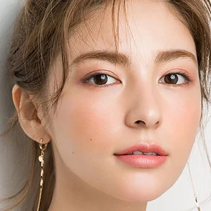 Đánh thức vẻ đẹp thanh xuân với tinh dầu hoa hồng