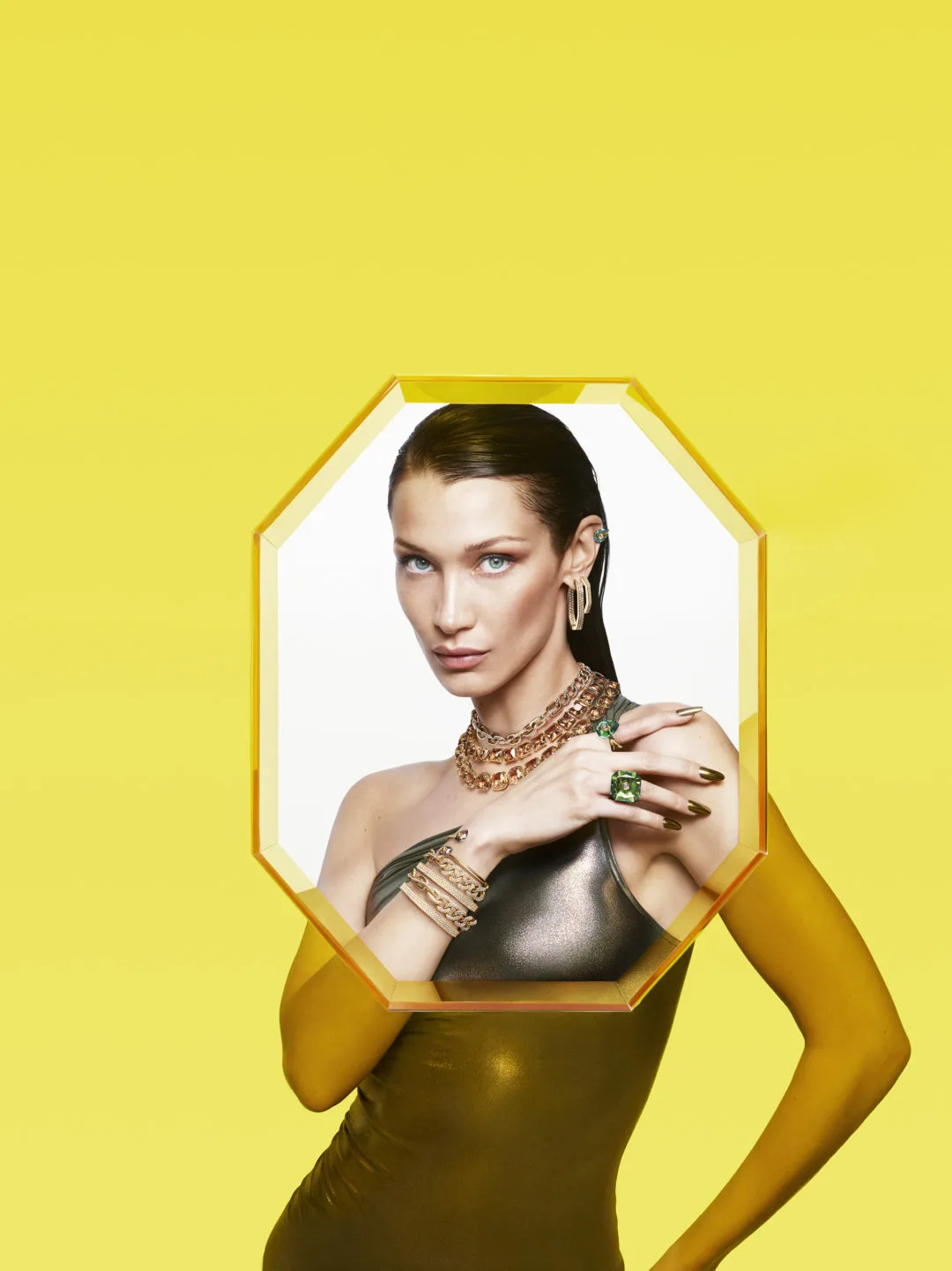 Bella Hadid đeo pha lê vàng thương hiệu Swarovski