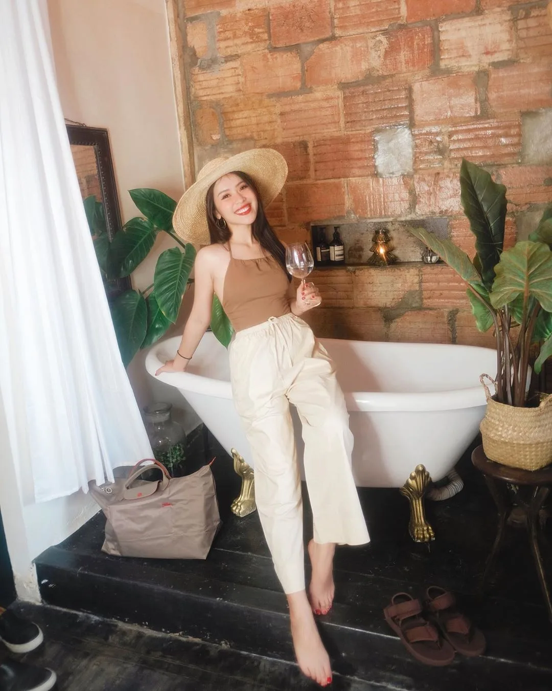 an phương letsplaymakeup mặc áo yếm màu nâu quần linen dài mũ cói mùa Hè