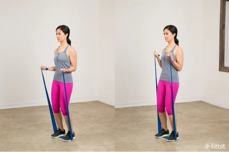 cô gái tập tay với dây kháng lực