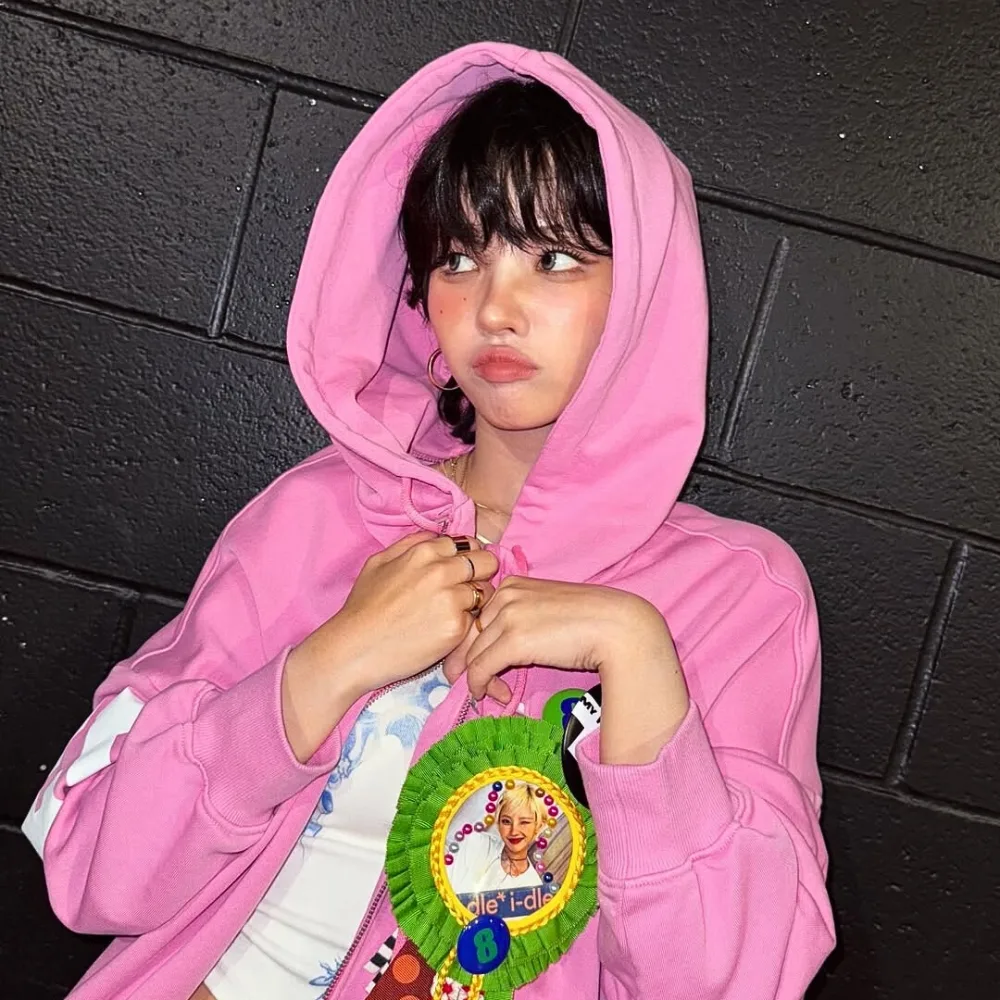 Soyeon (i-dle) mang áo khoác hồng