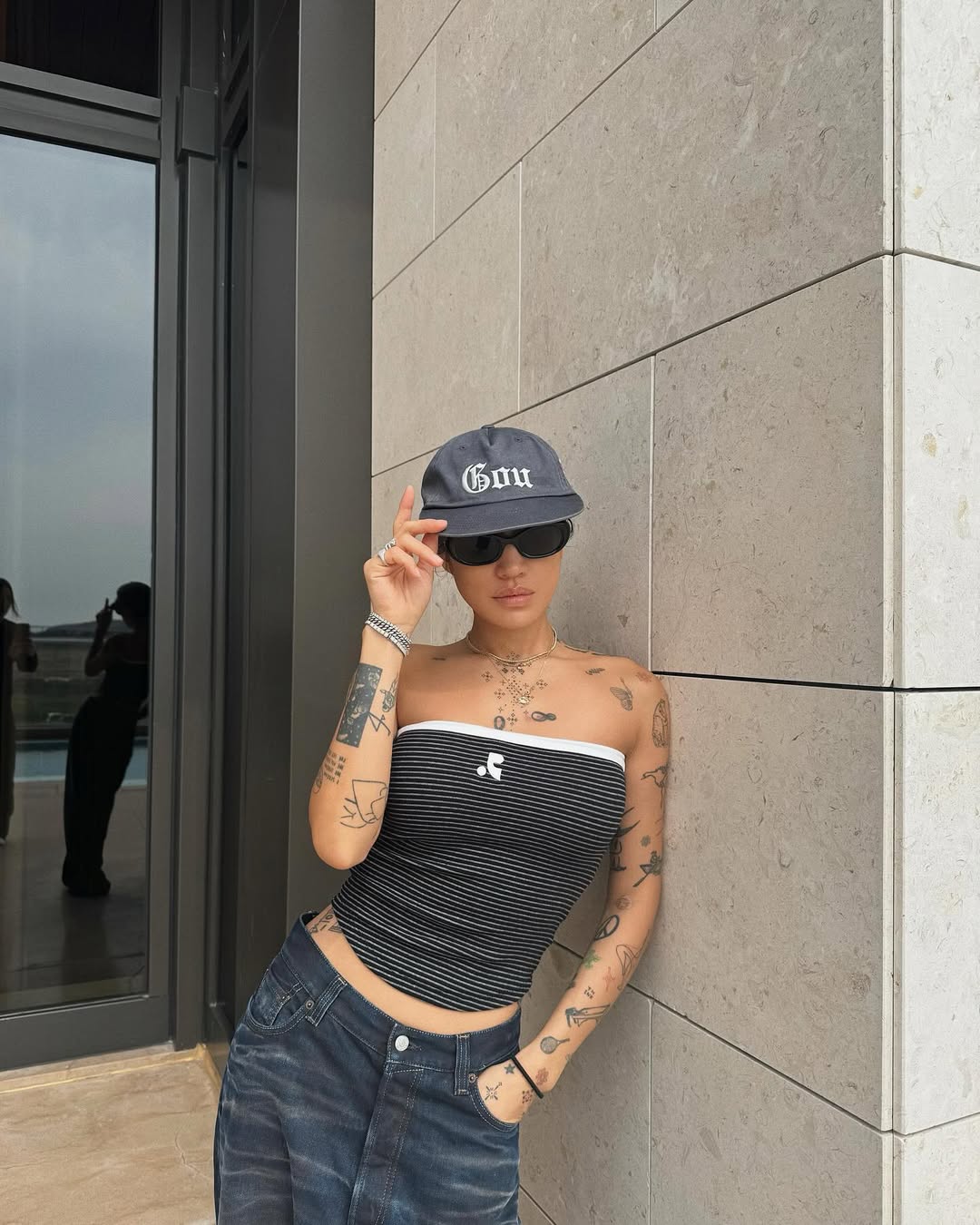 dj peggy gou diện áo quây kẻ sọc
