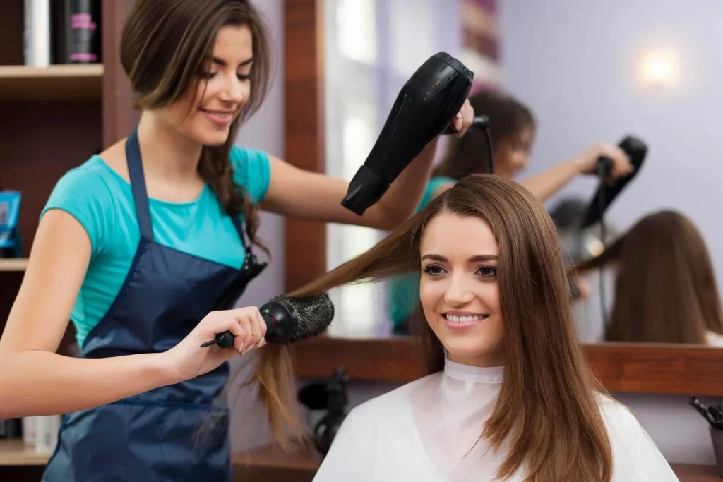 Thường xuyên cắt tỉa tóc hoặc áp dụng các phương pháp để giúp mái tóc khỏe mạnh hơn, tránh tình trạng gãy rụng Thường xuyên cắt tỉa tóc hoặc áp dụng các phương pháp để giúp mái tóc khỏe mạnh hơn, tránh tình trạng gãy rụng